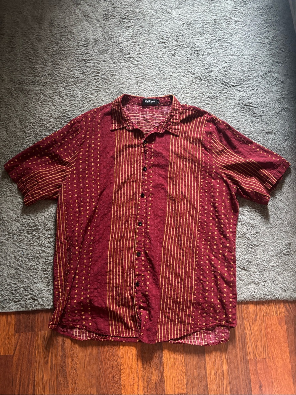 VatPav Men's Burgundy Short-Sleeve Button-Down Shirt with Gold Stripe Detail